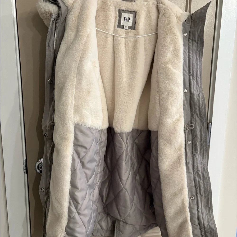 GAP Women's Parka with Faux Fur Collar - Picture 7 of 11